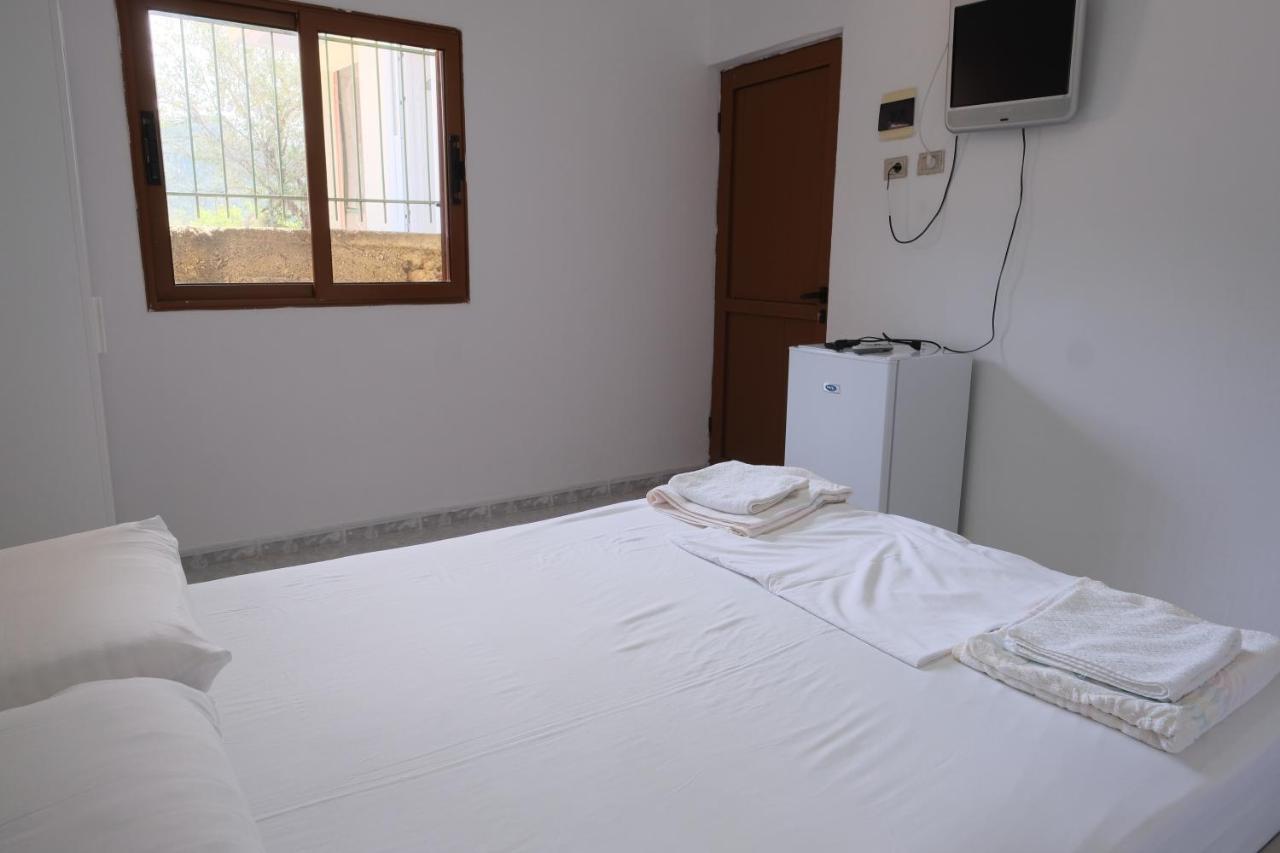 Mehilli Hotel Dhërmi Esterno foto